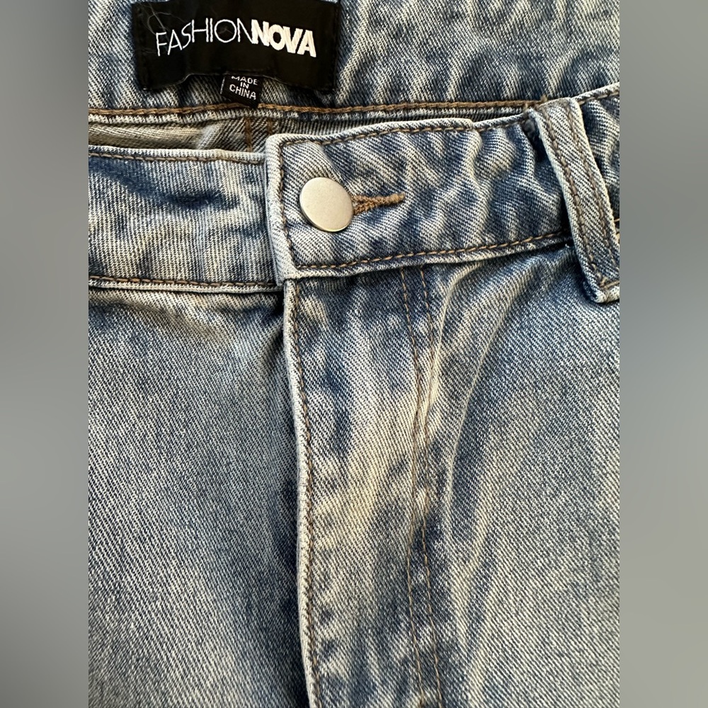 Distressed jean. - Picture 3 of 4